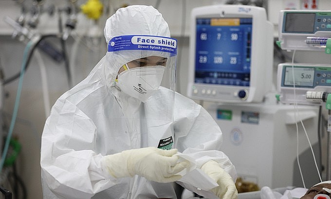 A doctor takes care of a Covid-19 patient in HCMC's Thu Duc City, September 2021. Photo: VnExpress