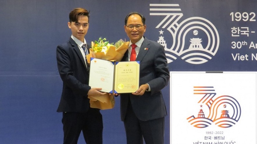 RoK Ambassador to Vietnam Park Noh-wan (R) announces the winner of Vietnam-RoK logo design contest. Photo: VOV