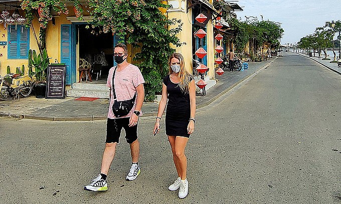 Foreigners visit Hoi An ancient town in central Vietnam, December 2021. Photo: VnExpress