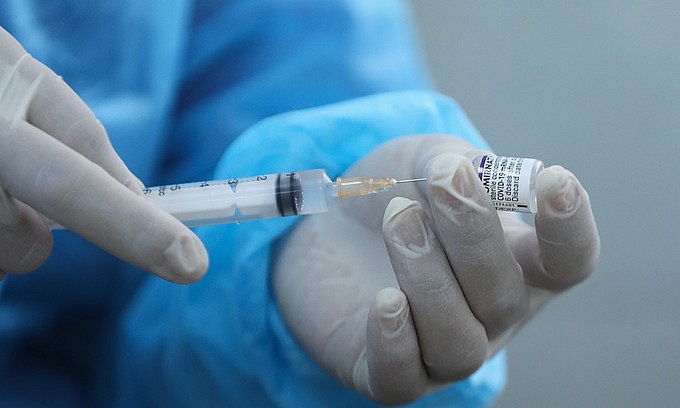 A health worker prepares a Covid-19 vaccine shot in HCMC's District 1, October 27, 2021. Photo: VnExpress