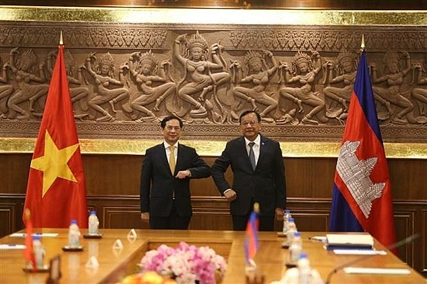 Minister of Foreign Affairs Bui Thanh Son (left) on January 20 holds talks with his Cambodian counterpart Prak Sakhonn during his two-day visit to Cambodia. (Photo: VNA)
