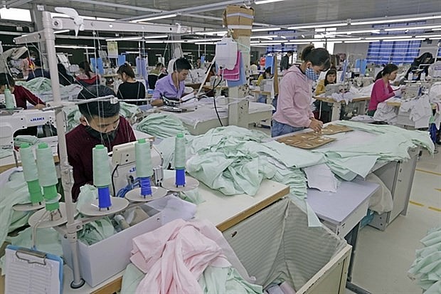 Workers of Hung Viet Co in Hung Yen province make garment products for export. Photo: VNA