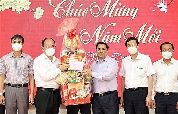 Prime Minister Pham Minh Chinh (third from right) presents Tet gifts to Ho Chi Minh City's Health Department staff. Photo: VNA