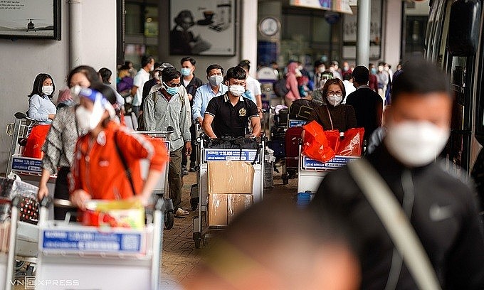 Passengers at Noi Bai airport in Hanoi on Jan. 24, 2022. Photo: VnExpress