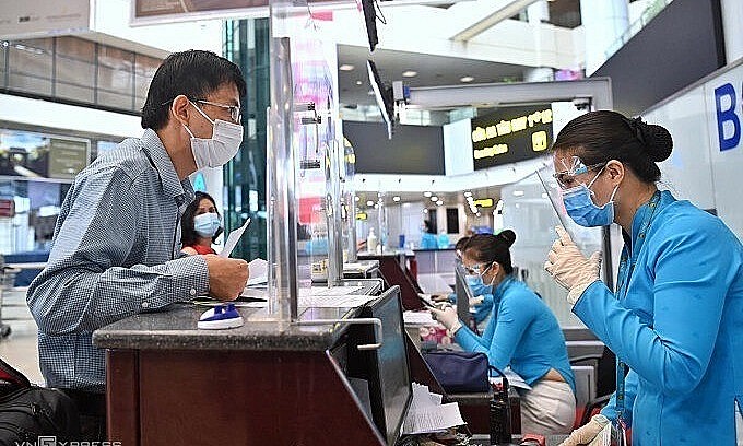 A person performs medical declarations at an airport. Photo: VnExpress