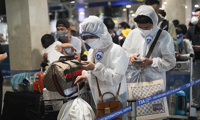 Passengers are seen at Tan Son Nhat International Airport in Ho Chi Minh City, January 27, 2021. Photo: VnExpress