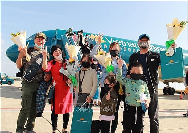 A family from Hanoi is welcomed at Cam Ranh Airport in Nha Trang upon their arrival. Photo: VNA