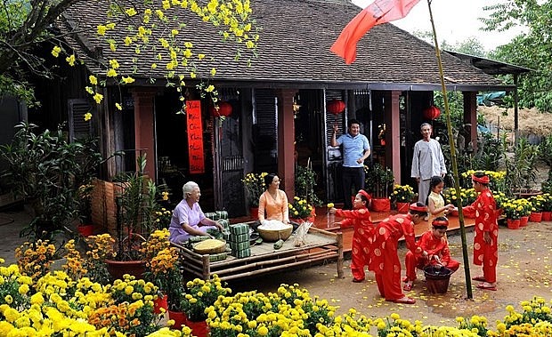 Vietnam News Today (Feb. 6): Vietnamese Family Tradition in Lunar New Year Festival