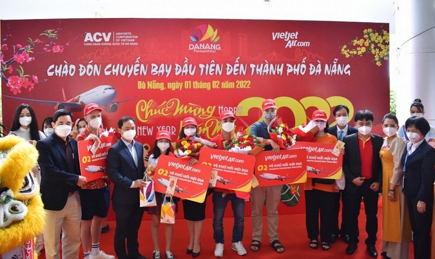 Da Nang International Airport welcomes first visitors to the city in the Year of the Tiger. Photo: thesaigontimes