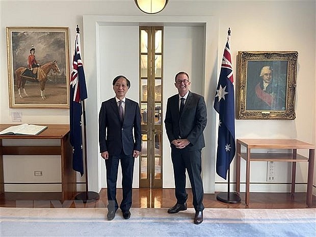 Speaker of the Australian House of Representatives Andrew Wallace (right) and Vietnamese Ambassador Nguyen Tat Thanh. Photo: VNA