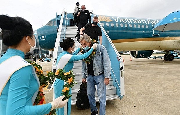 Foreign tourists visiting Vietnam on Vietnam Airlines plane. Photo: VNA
