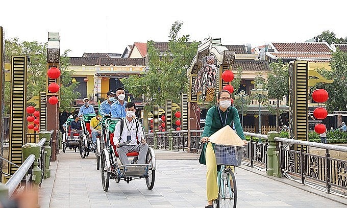 Tourists take cyclo rides around Hoi An under a vaccine passport program, November 2021. Photo: VnExpress