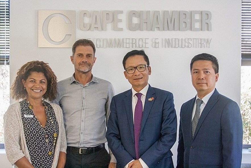 Vietnamese Ambassador to South Africa Hoang Van Loi (second from right) and leaders of the Cape Chamber of Commerce and Industry. Photo: VNA