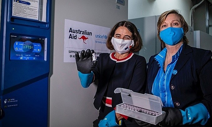 Robyn Mudie, Australian Ambassador to Vietnam (L) and Rana Flowers, UNICEF Representative check a vaccine shipment donated by Australia that arrived in Hanoi in Jan, 2022. Photo: UNICEF