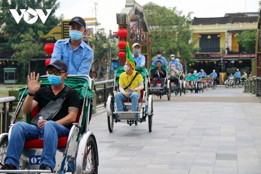 Foreign tourists travel around UNESCO-recognised Hoi An ancient town in November 2021. Photo: VOV