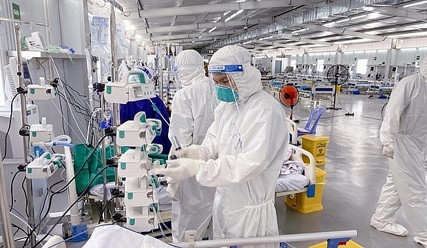 Medical workers at a COVID-19 treatment establishment. Photo: VNA