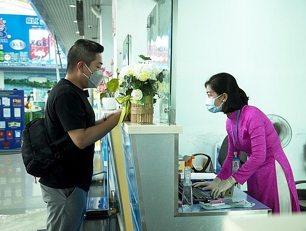 A passenger checks in at the airport. Photo: VNA