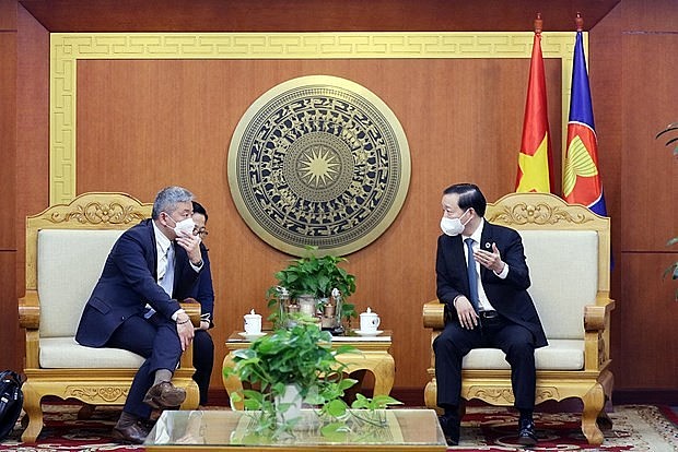 Minister of Natural Resources and Environment Tran Hong Ha (R) and Joo-Ok Lee, Head of the World Economic Forum (WEF)’s Regional Agenda – Asia Pacific. Photo: baotainguyenmoitruong.vn