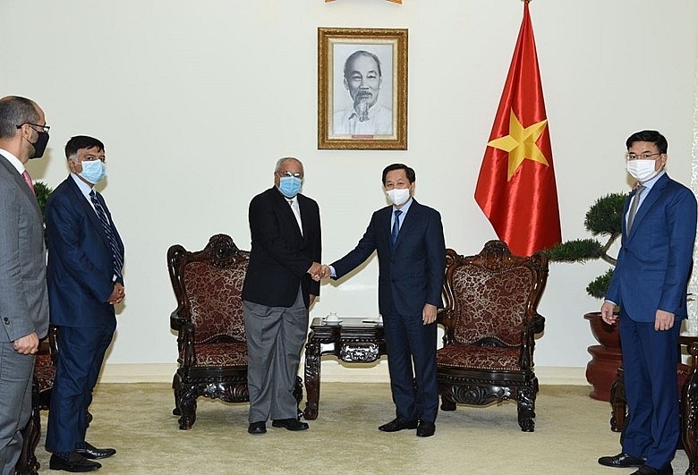 Deputy Prime Minister Le Minh Khai receives Kuwaiti Oil Minister Mohammad Abdullateef M A Alfaresv. Photo: