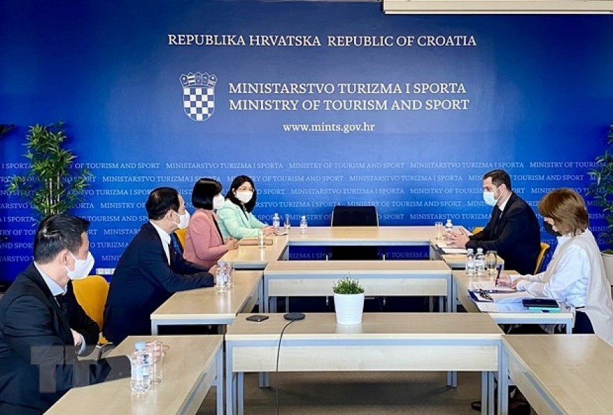 The meeting between Vietnamese Ambassador Nguyen Thi Bich Thao and State Secretary of the Croatian Ministry of Tourism and Sports Tonči Glavina. Photo: VNA