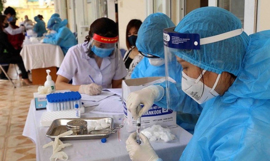 healthcare workers take COVID-19 testing samples. (Photo: Ministry of Health