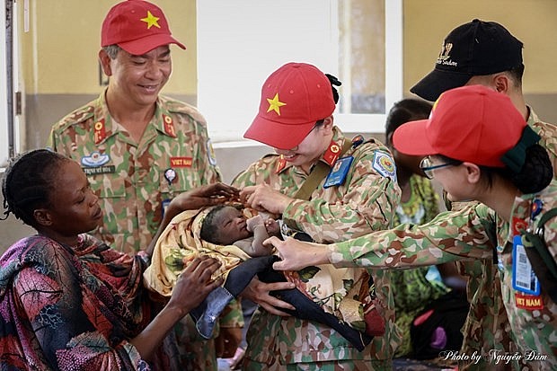 Vietnamese “blue beret” doctors help raise South Sudanese women's awareness of health care. (Photo: the  Level-2 Field Hospital No. 3)