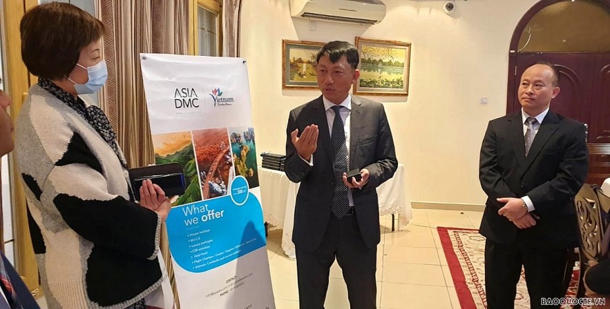 Ambassador Tran Duc Hung (L) exchanges views with representatives of travel firms attending the workshop. Photo: baoquocte.vn