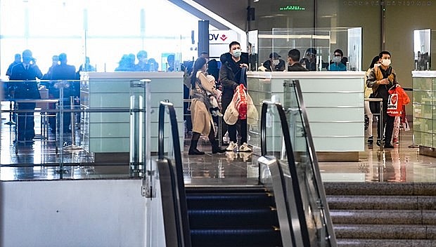 The passengers returning from Ukraine on the first repatriation flight arrive at Noi Bai International Airport at noon of March 8. Photo: VNA
