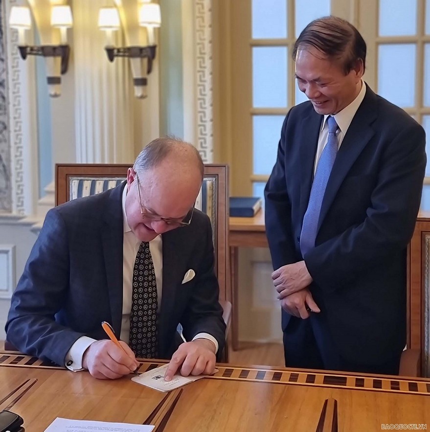 Tỉnh trưởng Friesland ký cấp cuốn “hộ chiếu” của tỉnh cho Đại sứ và các thành viên trong đoàn.