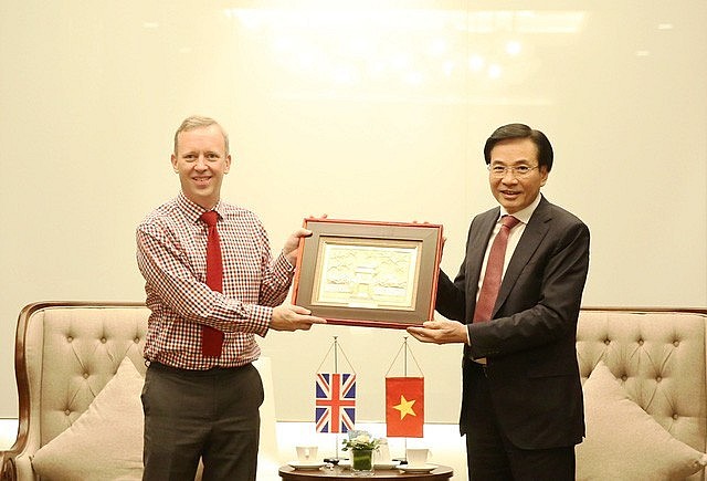 Minister Tran Van Son hoped that the two sides would continue to have many good cooperation activities, deepening the strategic partnership between Vietnam and the UK. Photo: H. Giang