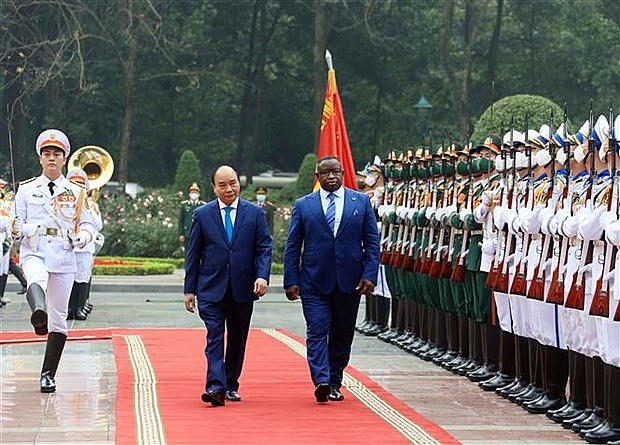 President Nguyen Xuan Phuc (left) welcomes Sierra Leonean President Julius Maada Bio in Hanoi. Photo: VNA