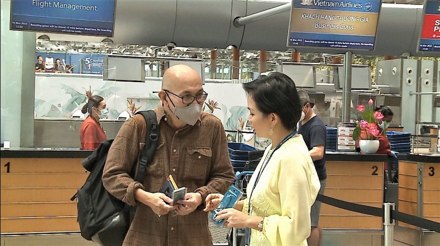 First 20 International Tourists From Singapore Arrive in Vietnam