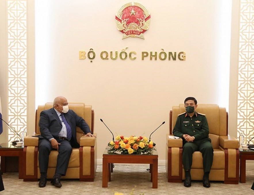 Defence Minister Gen. Phan Van Giang (R) hosts Cuban Ambassador to Vietnam Orlando Nicolás Hernández Guillén (Photo: VNA)