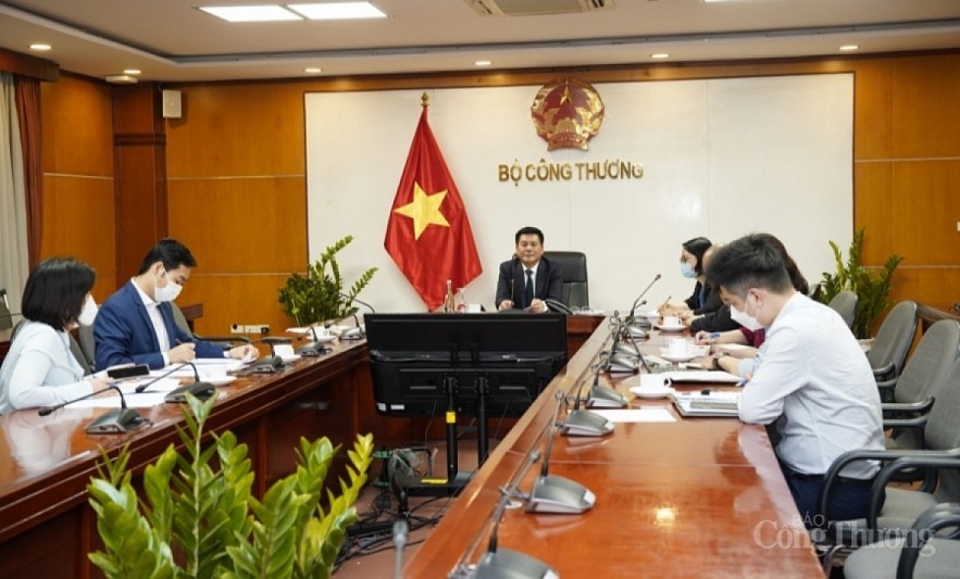 Minister of Industry and Trade Nguyen Hong Dien holds a phone conversation with New Zealand's Minister of Trade and Export Growth Damien O'Connor to discuss the US’ initiative to develop the Indo-Pacific Economic Framework. Photo: congthuong.vn