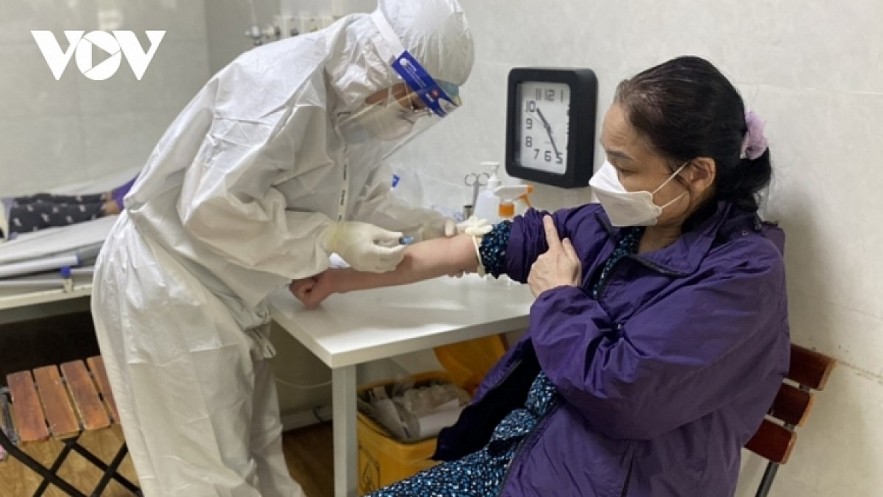 Vietnam aims to complete offering the second shot of COVID-19 vaccine to people aged 12 to 18 and the third shot to those aged over 18, by the end of the first quarter of this year. Photo: VOV