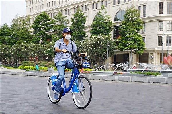A local man uses the public bicycle service in HCM City. The government of Hanoi has approved a plan to offer a public bicycle-sharing service in five inner-city districts in the capital city. Photo: LDO