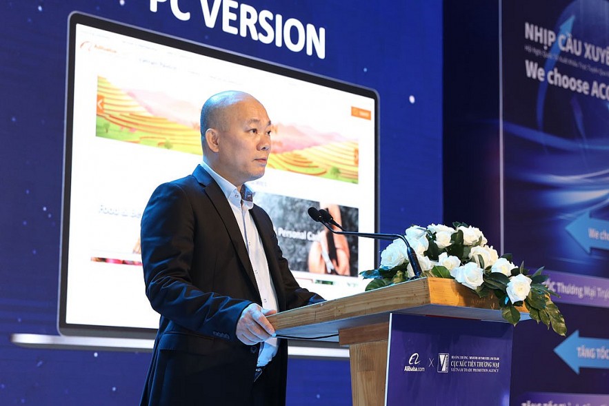 A representative of the Vietnam Trade Promotion Agency under the Ministry of Industry and Trade gives a speech at an Alibaba.com international e-commerce conference