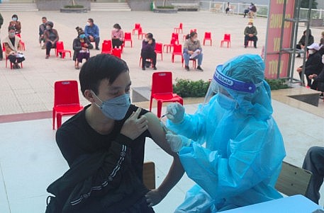 A man in Cao Bằng City is vaccinated against COVID-19 on Saturday. — VNA/VNS Photo Chu Hiệu