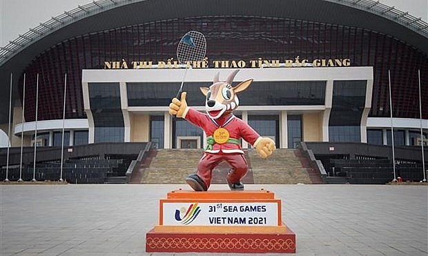Saola - The mascot of SEA Games 31 in front of Bac Giang province's sports gymnasium. Photo: VNA