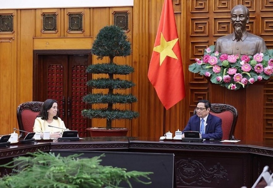 Prime Minister Pham Minh Chinh (R) meets with WB Regional Vice President for East Asia and Pacific Manuela V. Ferro in Hanoi on March 21. Photo: VNA