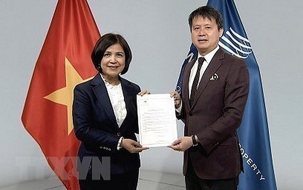 Ambassador Le Thi Tuyet Mai (L), Permanent Representative of Vietnam to the UN, WTO and other international organisations in Geneva presents Vietnam’s signed WPPT document to WIPO Director General Daren Tang. Photo: VNA