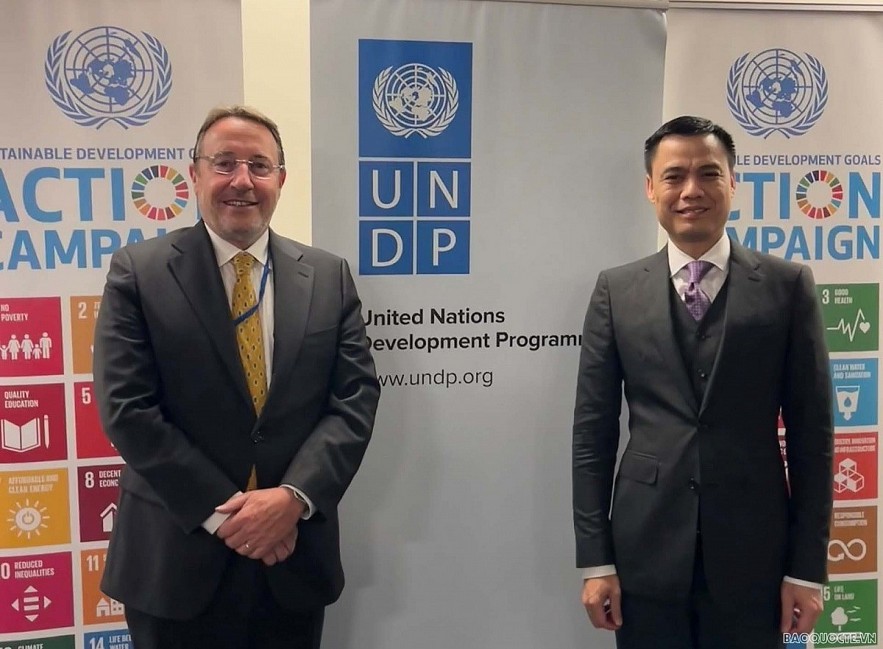 Ambassador Dang Hoang Giang, permanent representative of Vietnam to the UN (R) and Achim Steiner, director-general of the UN Development Program. Photo:baoquocte.vn