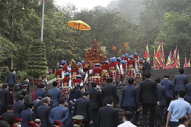 On the morning of April 10 (the 10th of the third lunar month), the incense offering ceremony on the death anniversary of Hung Kings was solemnly held by Phu Tho province at the Hung Temple special national historical relic site. Photo: VNA