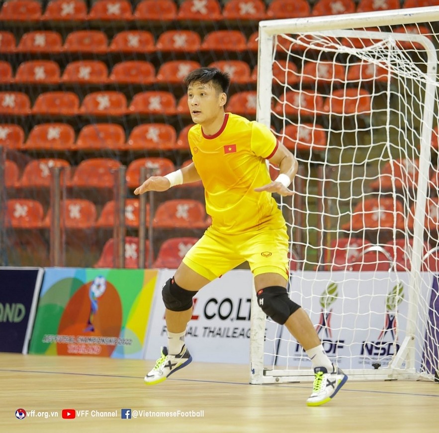 Goalkeeper Ho Van Y becomes the hero in the Vietnam vs Myanmar match as he has blocked two shots in the penalty shootout, securing Vietnam's 4-1 victory and winning a ticket to the 2022 AFC Asian Futsal Cup. Photo: VOV