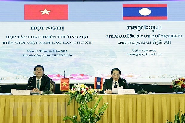 Vietnamese Minister of Industry and Trade Nguyen Hong Dien (L) and his Lao counterpart Khampheng Xaysompheng co-chair the conference. Photo: VNA