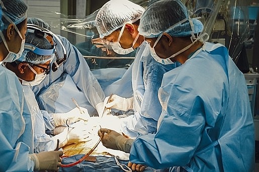Doctors performing the liver transplant surgery on the nine-month-old boy. (Photo courtesy of Vietnam National Children’s Hospital