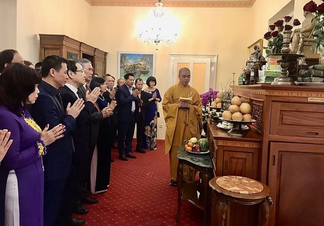 Overseas Vietnamese Pay Tribute to Hung Kings