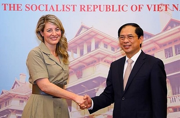 Foreign Minister Bui Thanh Son (R) and his Canadian counterpart Mélanie Joly meet in Hanoi on April 13. Photo: VNA