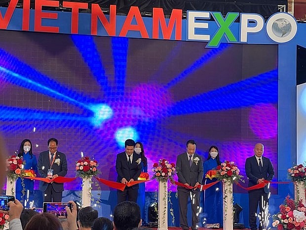 Minister of Industry and Trade Nguyen Hong Dien cuts the ribbon to launch Vietnam Expo 2022 on April 13. Photo: VNA