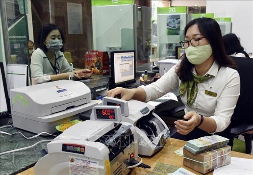 At a transaction branch of Vietcombank. Photo: VOV